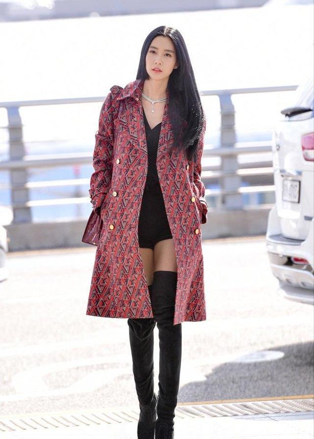 红帘之后